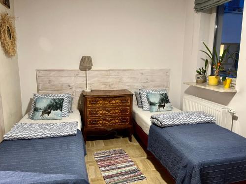 1 dormitorio con 2 camas individuales y vestidor en Żeromskiego 1, en Varsovia