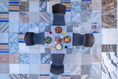 Una mesa con cuencos de comida sobre una colcha en The Seasons Dalhousie - Best Valley View & Mountain View AC Hotel in Dalhousie, en Dalhousie