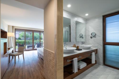 baño con 2 lavabos y espejo grande en Nirvana Mediterranean Excellence - Ultra All Inclusive, en Beldibi