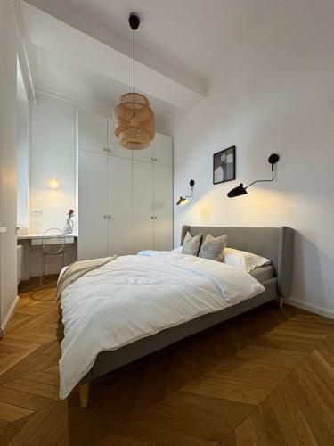 um quarto com uma cama grande num quarto em Wilson Apartamenty em Poznań