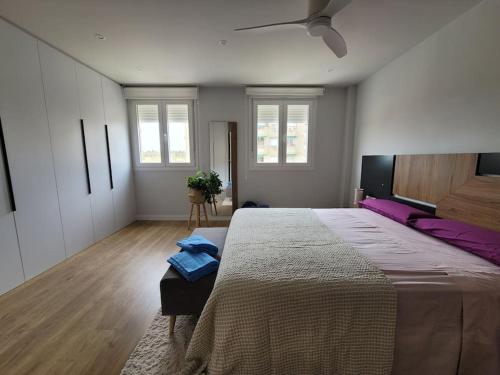 Un dormitorio con una cama grande y dos ventanas. en Zen & Modern Stile - Quiet, Bright & Spacious., en Murcia