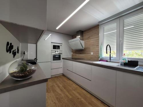 - une cuisine avec des placards blancs et un bol sur le comptoir dans l'établissement Zen & Modern Stile - Quiet, Bright & Spacious., à Murcie