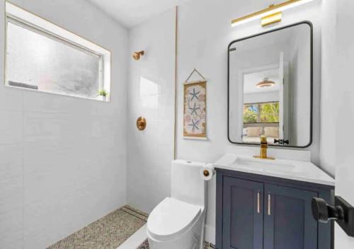 a bathroom with a sink and a mirror at Stunning 3 Bedroom Home In Naples in Naples