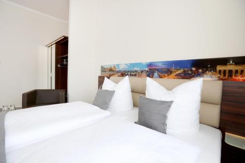 Postel nebo postele na pokoji v ubytování H24 Hoteltow