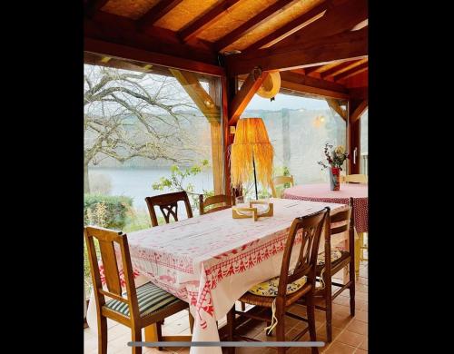 une table à manger avec des chaises et un tissu de table rose dans l'établissement Ô fil de l'eau - Gîte en bord de lac, à Saint-Maurice-sur-Loire