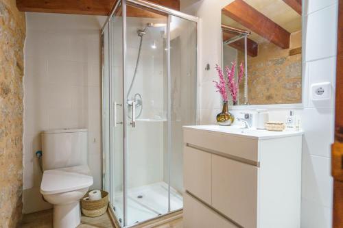een badkamer met een douche, een toilet en een wastafel bij Casa Fútbol in Sóller