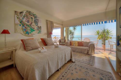 une chambre avec un lit avec vue sur l'océan dans l'établissement Magnifique appartement avec vue mer A2B99, à Cannes