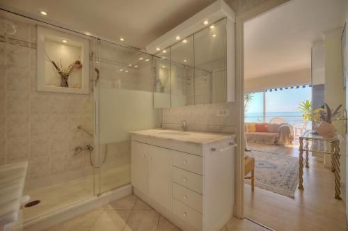 une salle de bain avec une douche, un lavabo et un miroir dans l'établissement Magnifique appartement avec vue mer A2B99, à Cannes