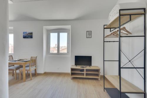 Televízia a/alebo spoločenská miestnosť v ubytovaní Studio au cœur du Panier proche Vieux-Port