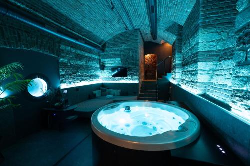 ein Badezimmer mit Whirlpool-Badewanne im Zimmer in der Unterkunft SPA SPA Opletalova in Prag