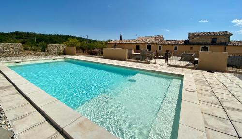 une piscine au milieu d'une cour dans l'établissement Mas Des Terres Rouges, à Vézénobres
