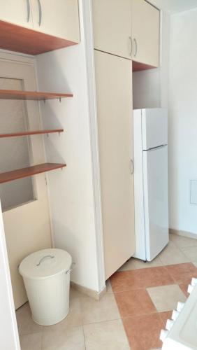 bagno con servizi igienici e frigorifero. di Apartment Matilda a Spalato (Split)