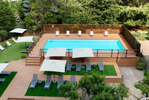 an overhead view of a swimming pool with tables and chairs at Occidental Aurelia in Rome