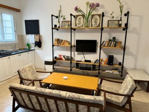 sala de estar con mesa, sillas y TV en Paradise 4 en Żebbuġ