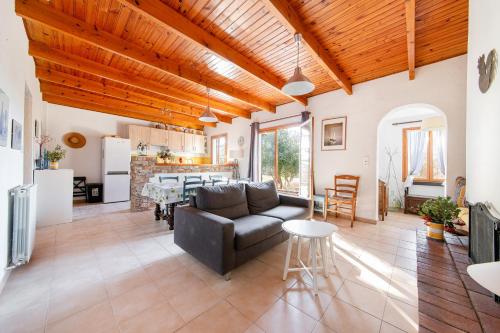 un salon avec un canapé et une table dans l'établissement Les Olivettes - Maison très calme Parking privé, à Régusse