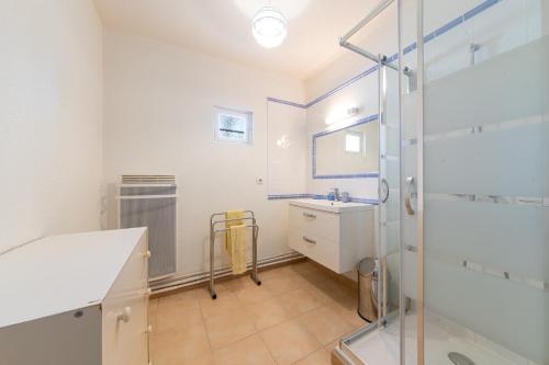 une salle de bain avec douche et lavabo dans l'établissement Les Olivettes - Maison très calme Parking privé, à Régusse