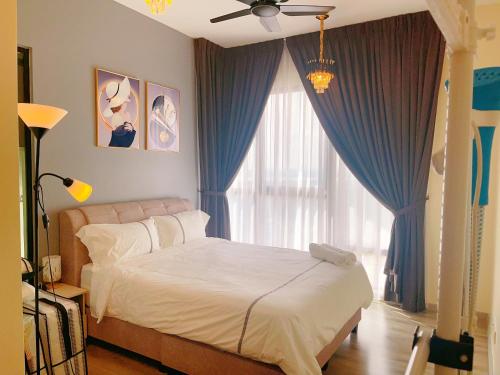 una camera con letto e finestra con tende blu di MONIC STAYCATION #Southkey Mosaic next to Mid Valley Mall a Johor Bahru