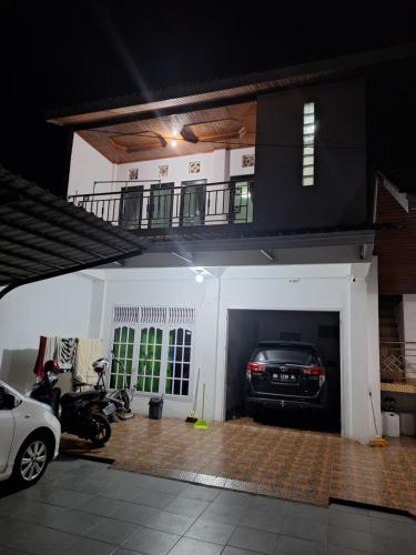 um carro estacionado na garagem de uma casa em A Balcony with a Mountain View 