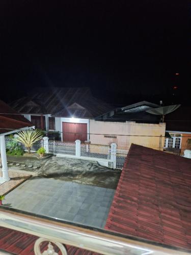 uma vista nocturna de um edifício com uma luz em A Balcony with a Mountain View 