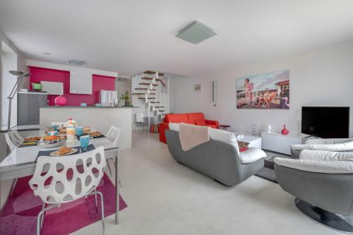 un salon avec un canapé et une table dans l'établissement 200m du Port du Pouliguen - 700m plage du Nau, au Pouliguen