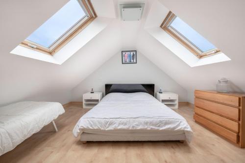 - une chambre mansardée avec 2 lits et des lucarnes dans l'établissement 200m du Port du Pouliguen - 700m plage du Nau, au Pouliguen