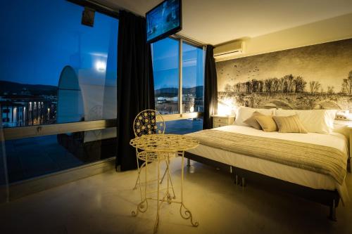 B&B 52cento في أريتسو: غرفة نوم بسرير وطاولة ونافذة