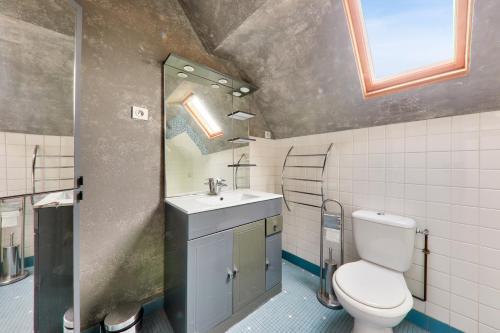 une salle de bain avec toilettes et lavabo dans l'établissement Séjour pour 4 à Sarzeau, à Sarzeau