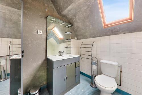 uma casa de banho com um WC e um lavatório em Séjour pour 4 à Sarzeau em Sarzeau