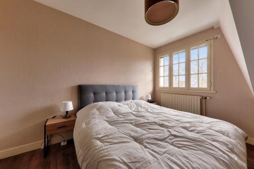 um quarto com uma cama grande e uma janela em Séjour pour 4 à Sarzeau em Sarzeau