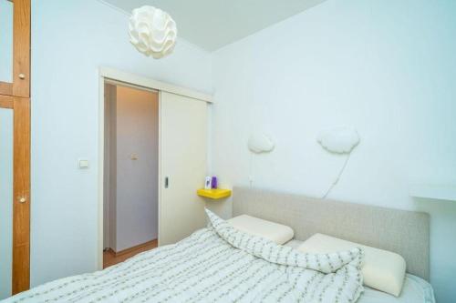 sypialnia z łóżkiem i żyrandolem w obiekcie Lero Sea View Apartment w Dubrowniku