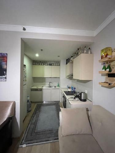 a living room with a couch and a kitchen at Kartal ist marina in Istanbul