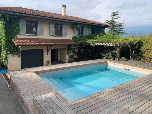 een zwembad voor een huis bij Studio indépendant dans maison in Couzon-au-Mont-dʼOr