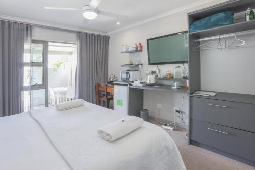 ein Schlafzimmer mit einem Bett mit zwei weißen Handtüchern darauf in der Unterkunft Lily's Rest, Village on Silwerstrand, Robertson in Robertson