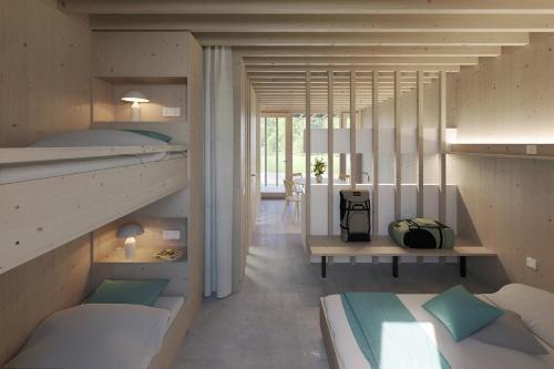 Pokój z 2 łóżkami piętrowymi i korytarzem w obiekcie Apartments am Camping Dornbirn w mieście Dornbirn