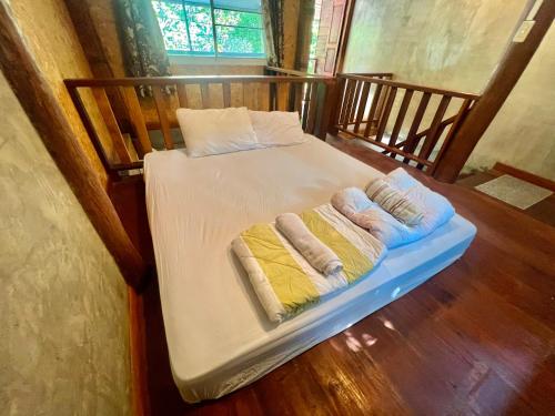 Katil atau katil-katil dalam bilik di Baan Suan Ruen Chan Hom บ้านสวนเรือนจันทร์หอม