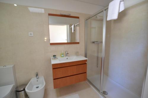 uma casa de banho com um WC, um lavatório e um chuveiro em Casa de Cartemil em Ponte de Lima