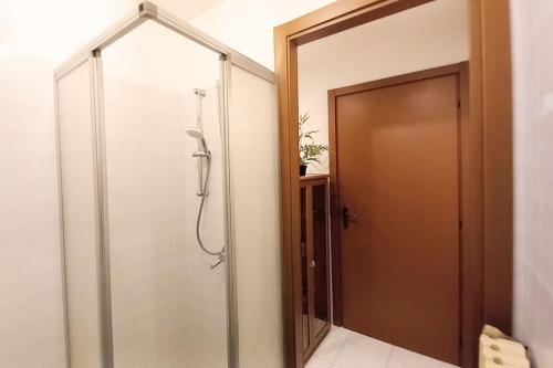 a shower with a glass door in a bathroom at Bella vista lago e parcheggio privato - Acquaseria centro in Acquaseria