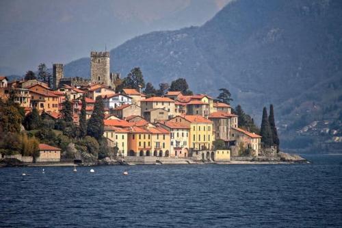 a town on the shore of a body of water at Bella vista lago e parcheggio privato - Acquaseria centro in Acquaseria