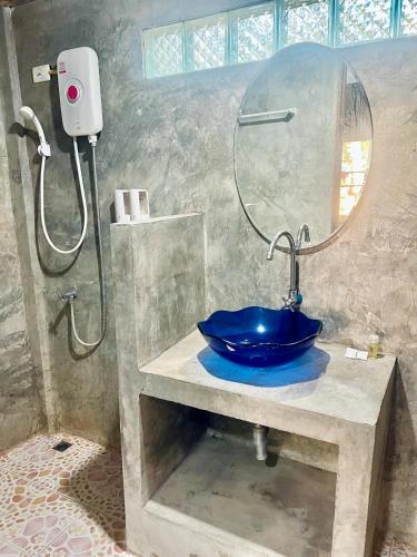 Ένα μπάνιο στο Baan Suan Ruen Chan Hom บ้านสวนเรือนจันทร์หอม