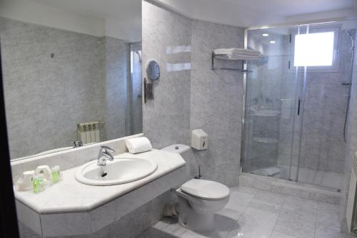 Koupelna v ubytování Hotel Delta