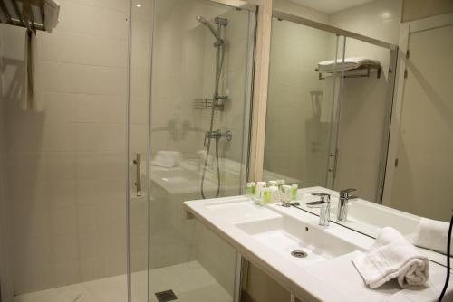 Bilik mandi di Hotel Delta