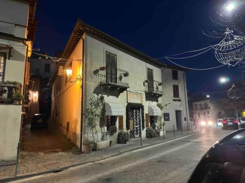 a building on the side of a street at night at Fronte lago nel centro storico “La Casa del Lago” in Trevignano Romano