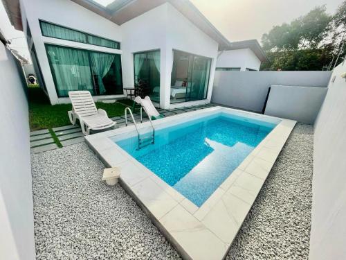 a swimming pool in the backyard of a house at Les merveilles d’assinie in Assinie