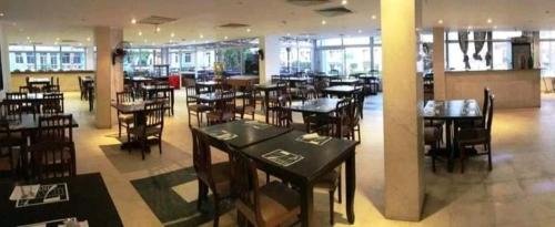 Regency Lodge Resort في شرم الشيخ: غرفة طعام مع طاولات وكراسي في مطعم