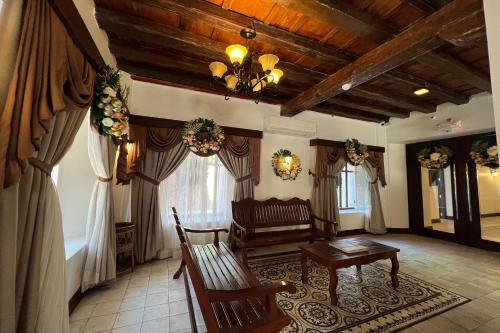 - un salon avec un canapé et une table dans l'établissement NSCC Casa De Vigan, à Vigan