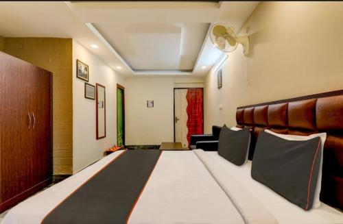 una sala conferenze con sedie e un grande letto di Awadh court with large parking area a Lucknow