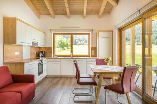 eine Küche und ein Esszimmer mit einem Tisch und Stühlen in der Unterkunft Haus Heimat in Weissensee