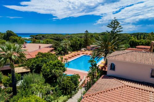 una vista aérea de una villa con piscina en Villaggio Cala Ginepro Resort & SPA, en Orosei