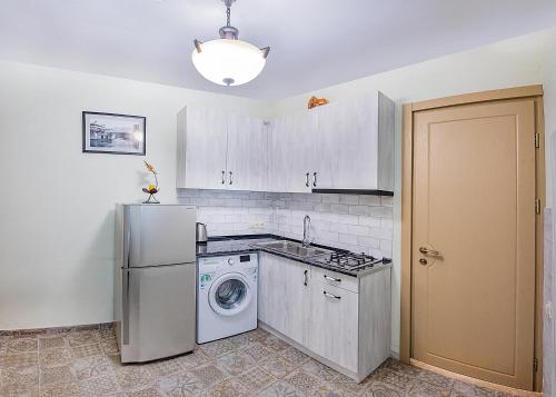 una cocina con nevera y lavadora en Apartment #5, en Tiflis