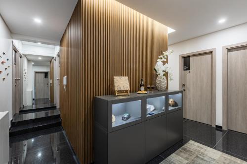 a hallway with a shelf with vases on it at Boavista Executive Studios in Porto